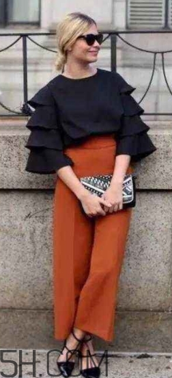 焦糖色褲子配什么鞋子？焦糖色褲子配什么襪子