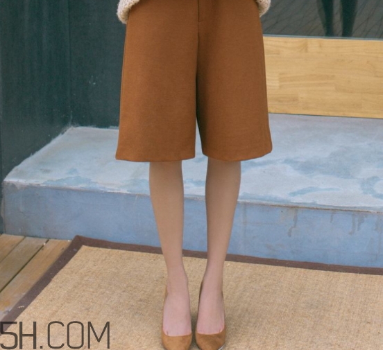 焦糖色褲子配什么鞋子？焦糖色褲子配什么襪子