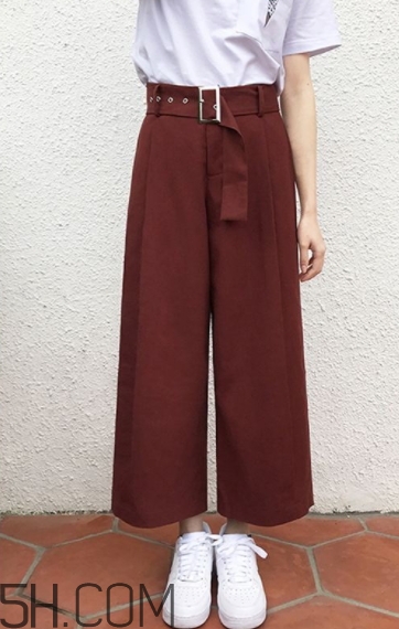 焦糖色褲子配什么鞋子？焦糖色褲子配什么襪子