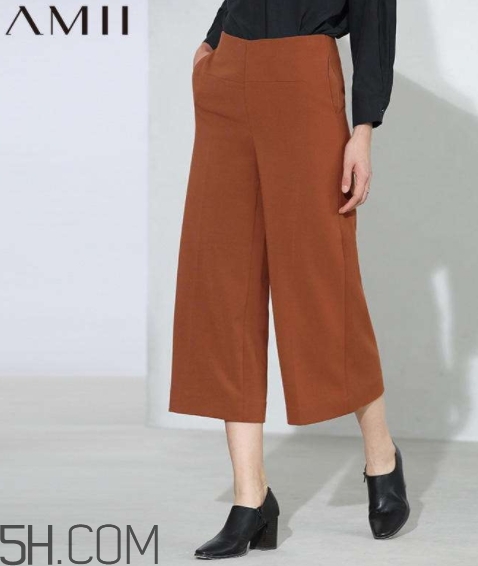 焦糖色褲子配什么鞋子？焦糖色褲子配什么襪子