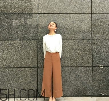 焦糖色褲子配什么鞋子？焦糖色褲子配什么襪子