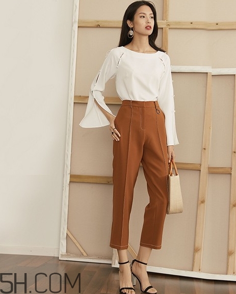 焦糖色褲子配什么鞋子？焦糖色褲子配什么襪子