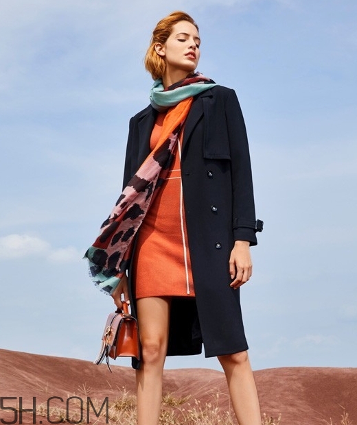 焦糖色裙子配什么上衣？焦糖色裙子配什么顏色上衣好看