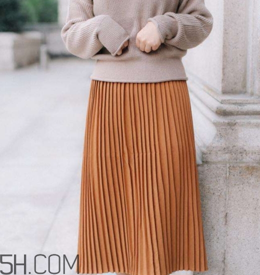 焦糖色裙子配什么上衣？焦糖色裙子配什么顏色上衣好看