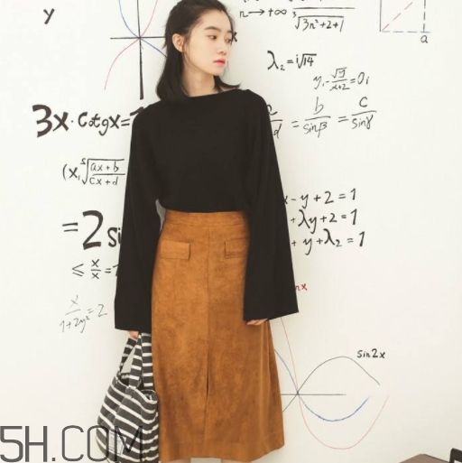 焦糖色裙子配什么上衣？焦糖色裙子配什么顏色上衣好看