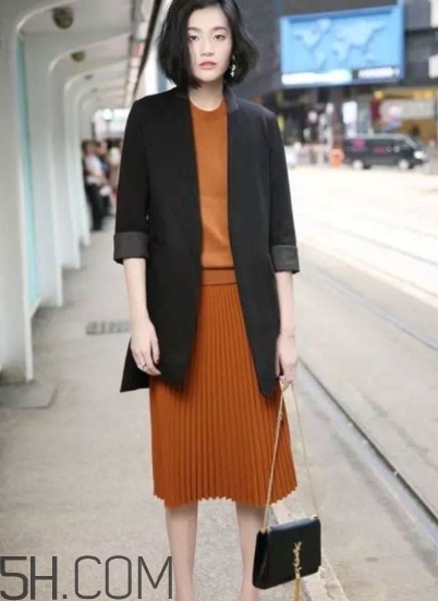 焦糖色裙子配什么上衣？焦糖色裙子配什么顏色上衣好看