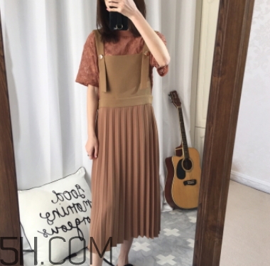 焦糖色裙子配什么上衣？焦糖色裙子配什么顏色上衣好看