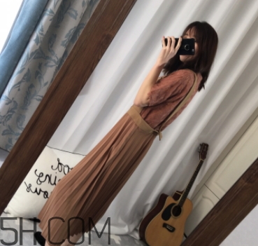 焦糖色裙子配什么上衣？焦糖色裙子配什么顏色上衣好看