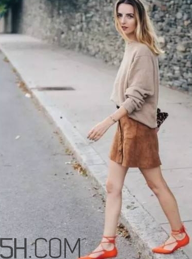 焦糖色裙子配什么襪子？焦糖色裙子配什么鞋子
