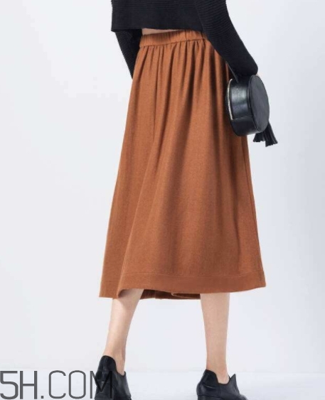 焦糖色裙子配什么襪子？焦糖色裙子配什么鞋子