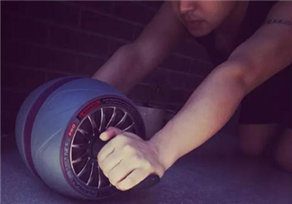 健腹輪練哪些肌肉？健腹輪和仰臥起坐哪個效果好？