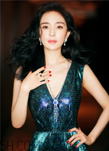 灰指甲會(huì)導(dǎo)致腳臭嗎？灰指甲能徹底根治嗎？