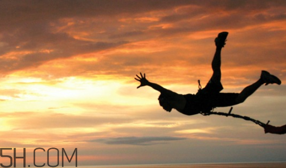 蹦極什么季節(jié)去好？雙人蹦極是抱一起的么？