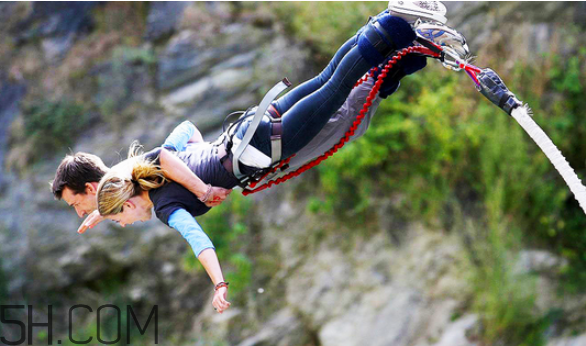 蹦極什么季節(jié)去好？雙人蹦極是抱一起的么？