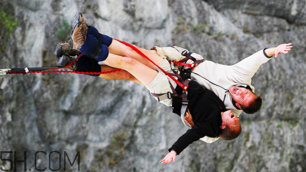 蹦極什么季節(jié)去好？雙人蹦極是抱一起的么？