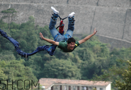 蹦極可以戴隱形眼鏡嗎？蹦極的注意事項