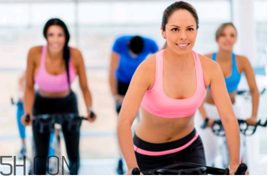 怎樣騎動感單車減肥效果好？拉筋的注意事項