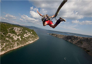 蹦極什么季節(jié)去好？雙人蹦極是抱一起的么？