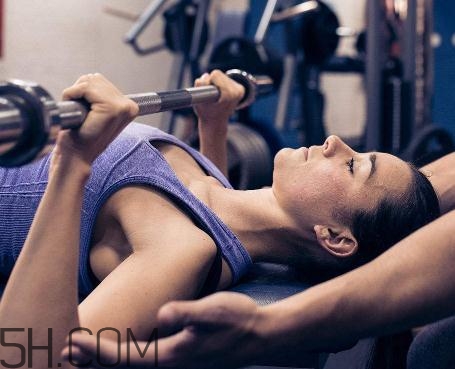 肩推能鍛煉什么？肩推動作要領(lǐng)