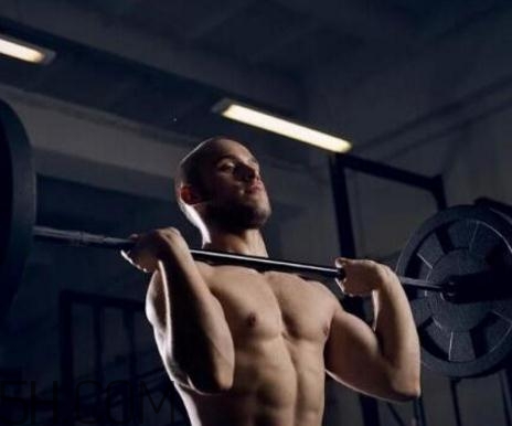 做肩推要沉肩嗎？肩推下背痛是什么原因？