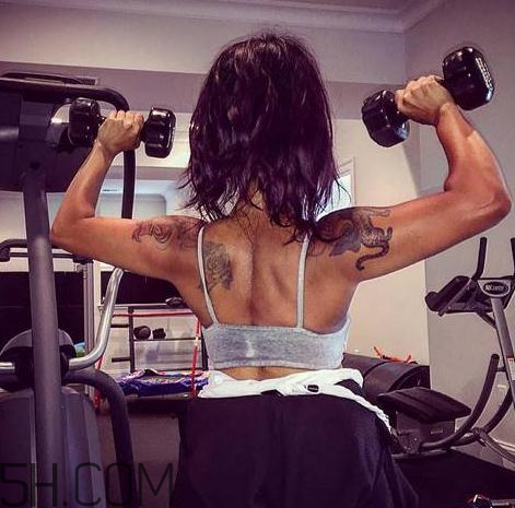 做肩推要沉肩嗎？肩推下背痛是什么原因？