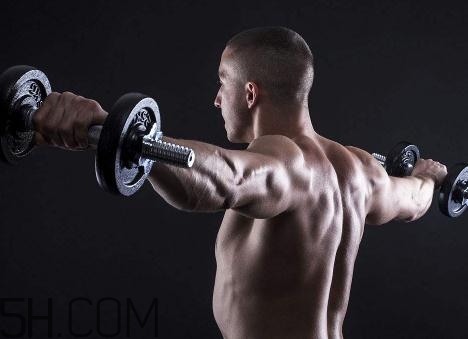 做肩推要沉肩嗎？肩推下背痛是什么原因？