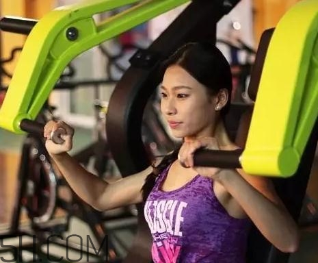 坐姿推胸練哪里？坐姿推胸動作要領(lǐng)