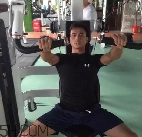 坐姿推胸練哪里？坐姿推胸動作要領(lǐng)