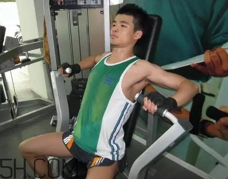 坐姿推胸能練下胸嗎？坐姿推胸和臥推哪個效果好？