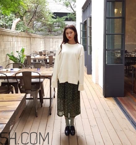 白色毛衣搭配什么裙子？白色毛衣搭配裙子圖片
