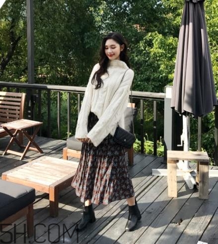白色毛衣搭配什么裙子？白色毛衣搭配裙子圖片