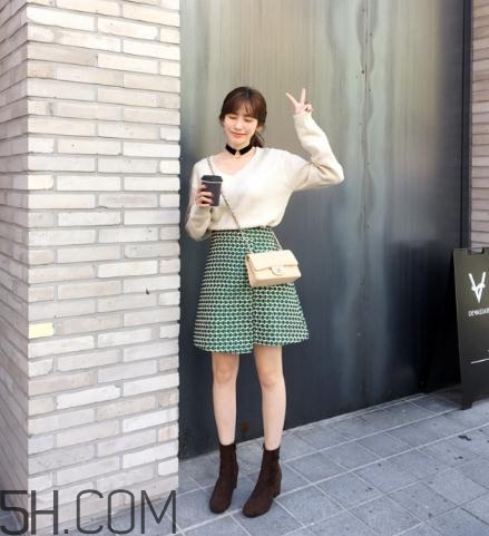 白色毛衣搭配什么裙子？白色毛衣搭配裙子圖片