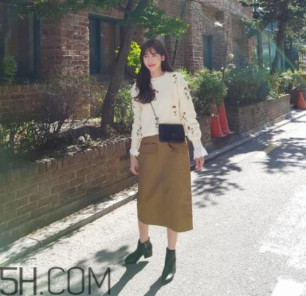 白色毛衣搭配什么裙子？白色毛衣搭配裙子圖片