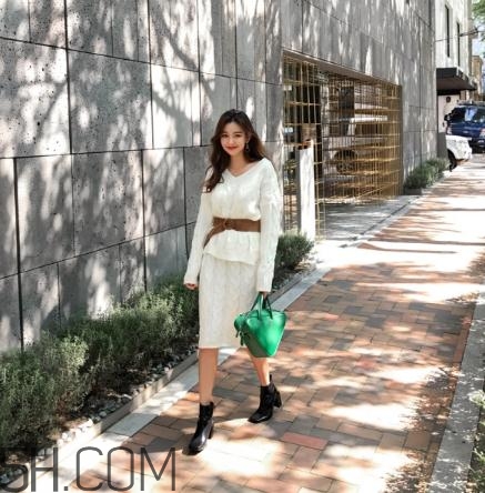 白色毛衣搭配什么裙子？白色毛衣搭配裙子圖片