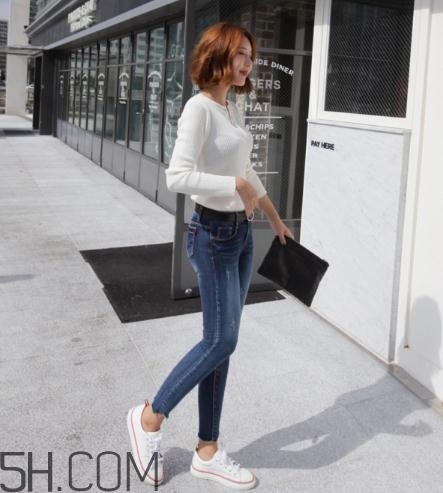 白色毛衣配什么鞋子？白色毛衣搭配鞋子圖片