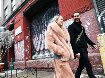 短款皮草下身搭配什么？短款皮草怎么搭配？