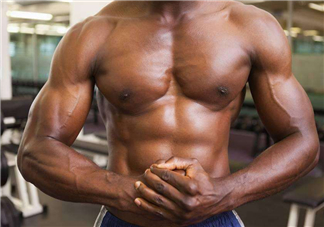 坐姿推胸能練下胸嗎？坐姿推胸和臥推哪個(gè)效果好？