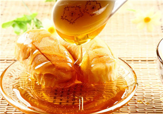 不宜喝蜂蜜的人群有哪些？蜂巢蜜和蜂蜜哪個(gè)好？