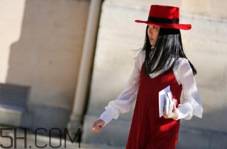 紅色衣服染色了怎么辦？紅色衣服染上黑色怎么洗掉？