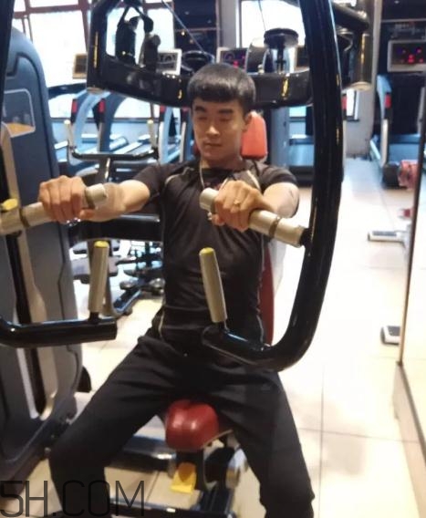 坐姿推胸多重合適？坐姿推胸怎么確定重量？