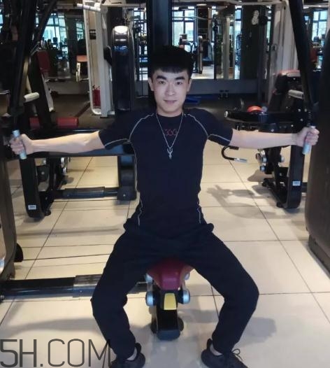 坐姿推胸多重合適？坐姿推胸怎么確定重量？