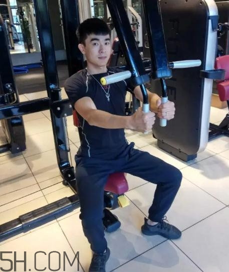 坐姿推胸多重合適？坐姿推胸怎么確定重量？