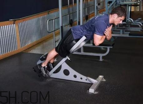 山羊挺身練哪部分肌肉？山羊挺身動作要領