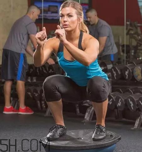 深蹲和硬拉是壯陽的嗎？深蹲和硬拉哪個對腰有傷害？