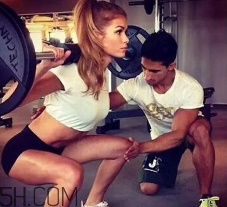 深蹲和硬拉是壯陽的嗎？深蹲和硬拉哪個對腰有傷害？