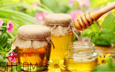 喝蜂蜜水能解酒嗎？蜂蜜吃多了會(huì)怎樣？