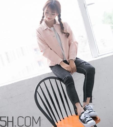 粉色衣服配什么顏色的褲子？粉色衣服搭配褲子圖片