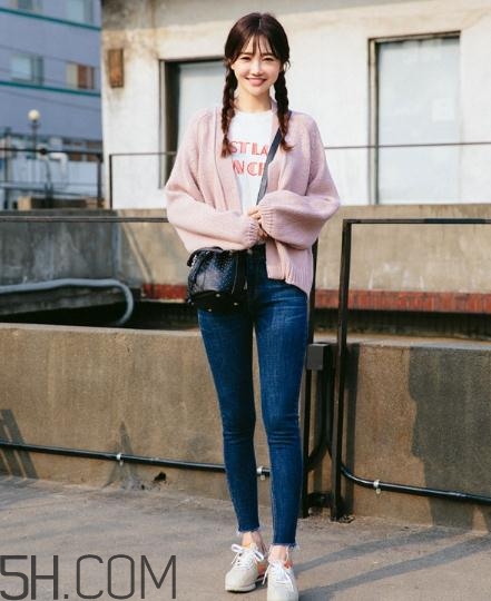 粉色衣服配什么顏色的褲子？粉色衣服搭配褲子圖片