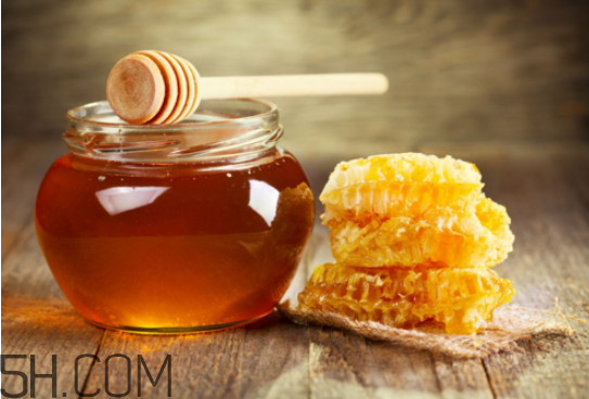 不宜喝蜂蜜的人群有哪些？蜂巢蜜和蜂蜜哪個好？