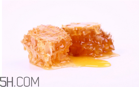 不宜喝蜂蜜的人群有哪些？蜂巢蜜和蜂蜜哪個好？